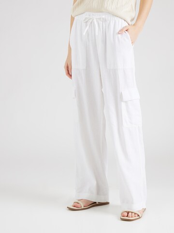GAP Loose fit Cargo trousers in White: front