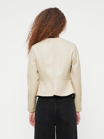 ONLY Φθινοπωρινό και ανοιξιάτικο μπουφάν 'ONLSARAMY' σε μπεζ