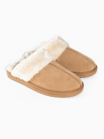 Minnetonka - Pantufa 'Chesney Slide' em castanho