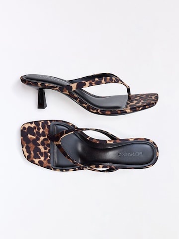 Bershka Сандали с разделител за пръстите в кафяво