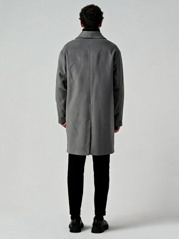 Antioch Winter Coat in Grau