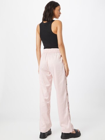 Loosefit Pantaloni di FUBU in rosa