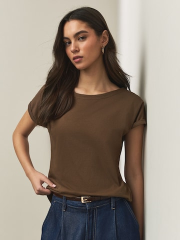 Next Футболка в Коричневый: спереди