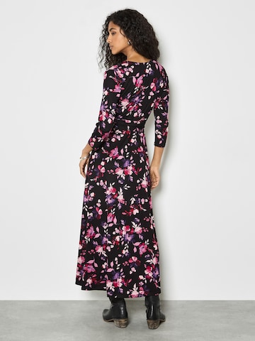 Apricot Kleid in Schwarz