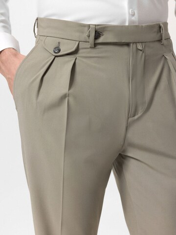 Antioch Regular Trousers with creases in Green