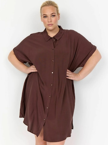 Robe-chemise 'Sia' Wasabi Concept en marron : devant