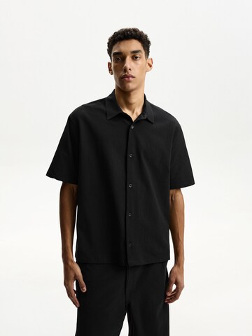 Comfort fit Camicia di Bershka in nero: frontale
