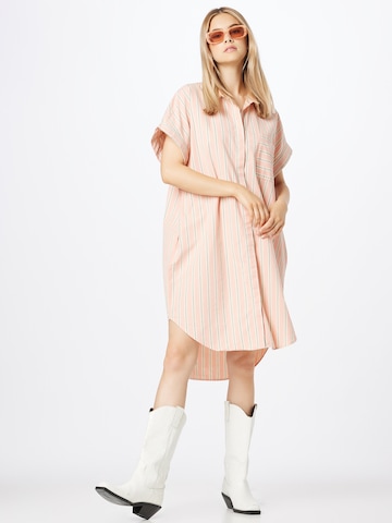 Monki Платье-рубашка в Ярко-розовый