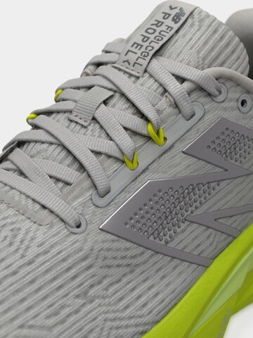 Baskets basses 'FuelCell Propel v5' new balance en gris