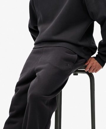 Effilé Pantalon Superdry en gris