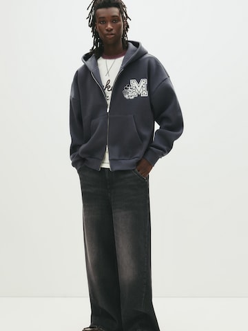Pull&Bear Jopa na zadrgo 'Mickey Mouse' | siva barva