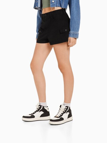 Bershka Loosefit Shorts in Schwarz: predná strana