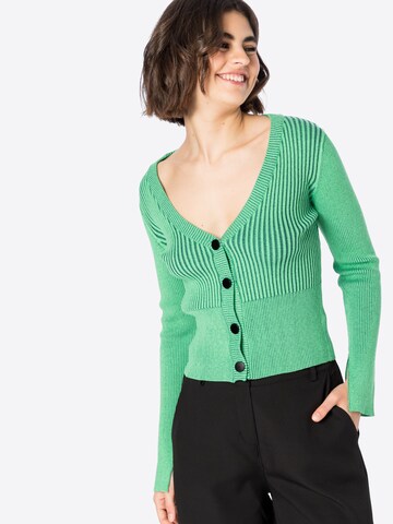 Geacă tricotată de la Warehouse pe verde: față