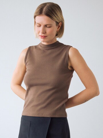 Top di Honest Basics in marrone