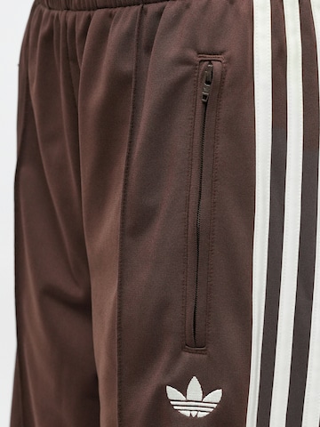 ADIDAS ORIGINALS Voľný strih Nohavice 'FB' - Hnedá