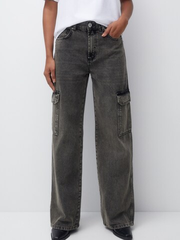 Pull&Bear Wide leg Cargojeans i grå: framsida