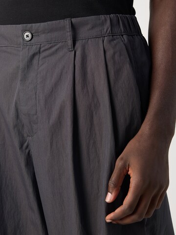Calvin Klein Baggy Pleat-front trousers in Grey