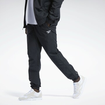 Reebok Tapered Broek 'Vector Track' in Zwart: voorkant