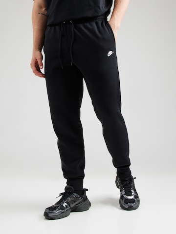 Effilé Pantalon 'CLUB' Nike Sportswear en noir : devant