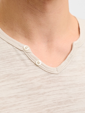 JJ Rebel Koszulka 'JREBWINDOM' w kolorze beżowy