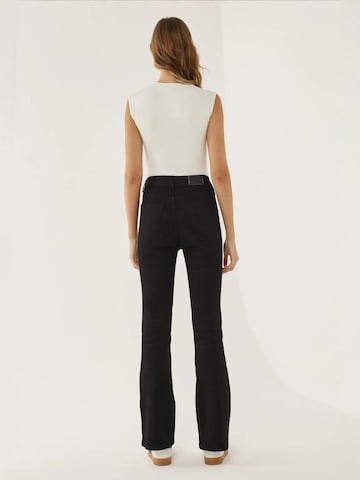 Hiccup Flared Jeans in Schwarz
