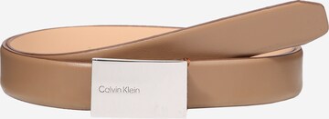 Calvin Klein Vyö värissä ruskea: edessä