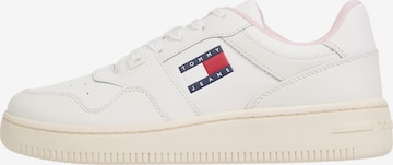 Baskets basses 'Retro Basket Ess Meg 3A3' Tommy Jeans en blanc : devant