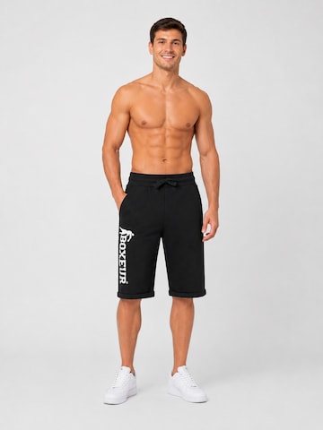 Boxeur des Rues - regular Pantalón deportivo 'Herren Baumwollshorts Boxeur des Rues, Schwarz, Weißes vertikales Logo' en negro