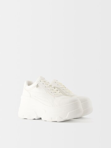 Sneaker bassa di Bershka in bianco