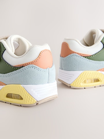 Next Сникърси в бяло