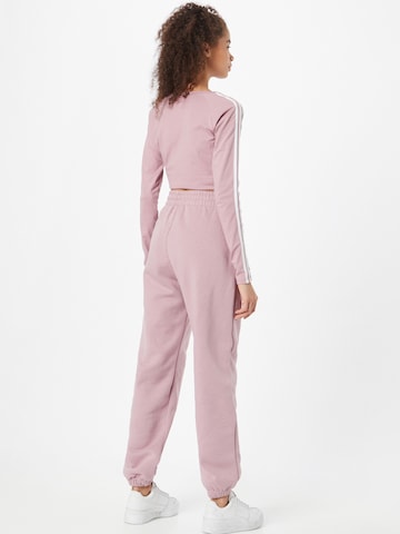 ADIDAS ORIGINALS Zwężany krój Spodnie 'Adicolor Essentials Fleece' w kolorze fioletowy