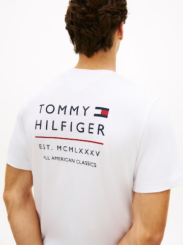 TOMMY HILFIGER Bluser & t-shirts 'BRAND LOVE' i hvid
