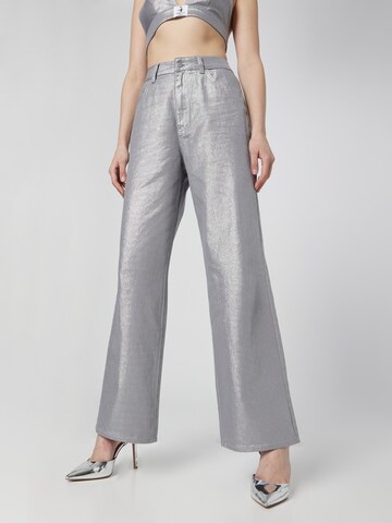 VIERVIER Wide Leg Jeans 'Tessa' i sølv: forside