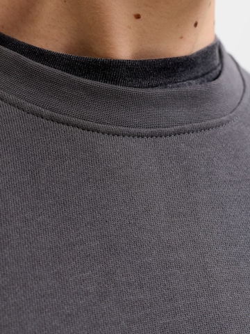 JACK & JONES Суичър 'JJEArchive' в сиво