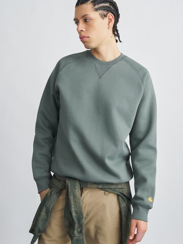 Carhartt WIP Sweatshirt 'Chase' in Groen: voorkant