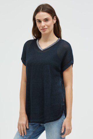 Soccx Strickshirt mit V-Ausschnitt und Backprint in Blau: Vorderseite
