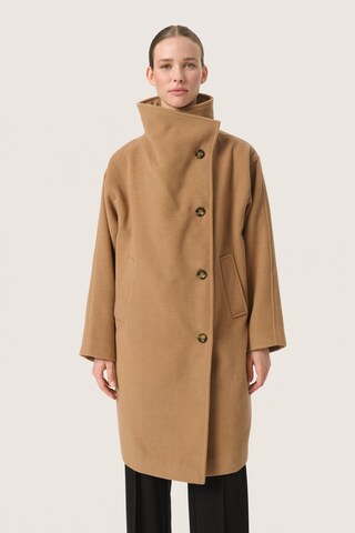 SOAKED IN LUXURY Mantel  'Rubie' in Braun: Vorderseite