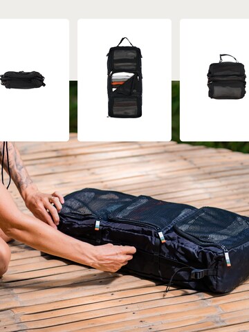 TRAVEL DUDE Travel Bag 'Hanging Packing Cube mit Kompression aus recycelten Plastikflaschen | Hängende Packwürfel für Rucksack und Koffer | Reise Regal in Schwarz' in Black