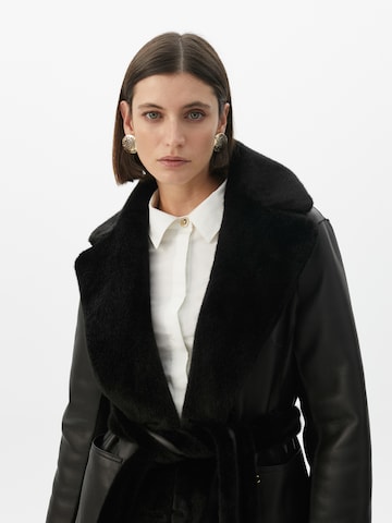 Lola Casademunt Pitkä talvitakki värissä musta