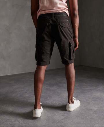 Superdry Regular Shorts in Schwarz