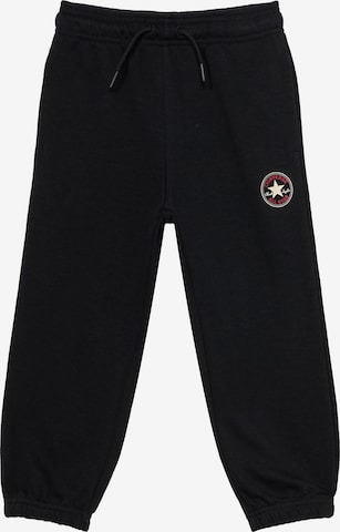 CONVERSE Tapered Housut värissä musta: etupuoli