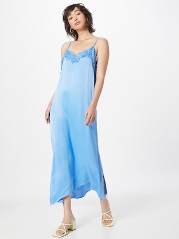 Robe Warehouse en bleu