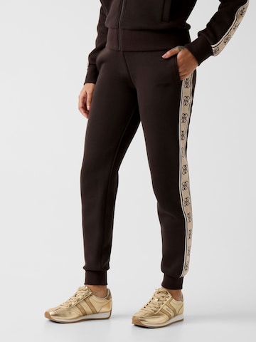 GUESS Regular Sportbroek 'V2YB15KB3P2' in Bruin