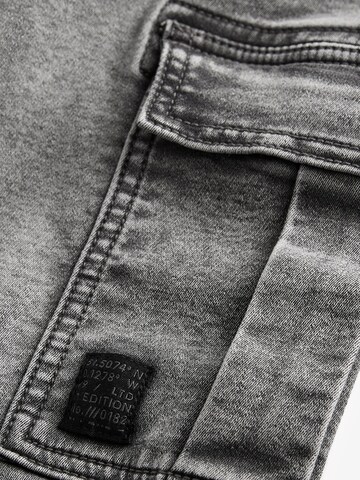 Tapered Jeans di Next in grigio