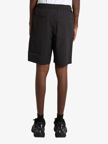 regular Pantaloni con pieghe di LOW BRAND in nero