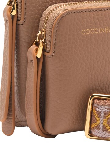 Coccinelle Smartphonehülle 'COCCINELLE' in Braun