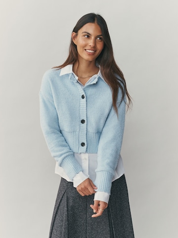 Next Плетена жилетка в синьо: отпред