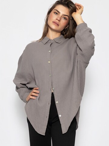 SASSYCLASSY Blus 'kürzere Variante' i grå