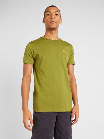 ALPHA INDUSTRIES Regular fit Μπλουζάκι σε πράσινο: μπροστά