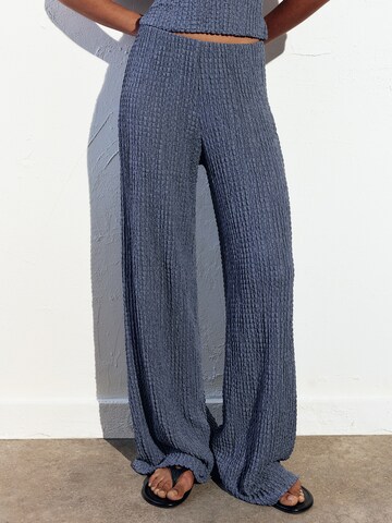 Pull&BearWide Leg/ Široke nogavice Hlače - plava boja: prednji dio